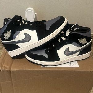 Air Jordan 1 Mid Satin Grey Toe